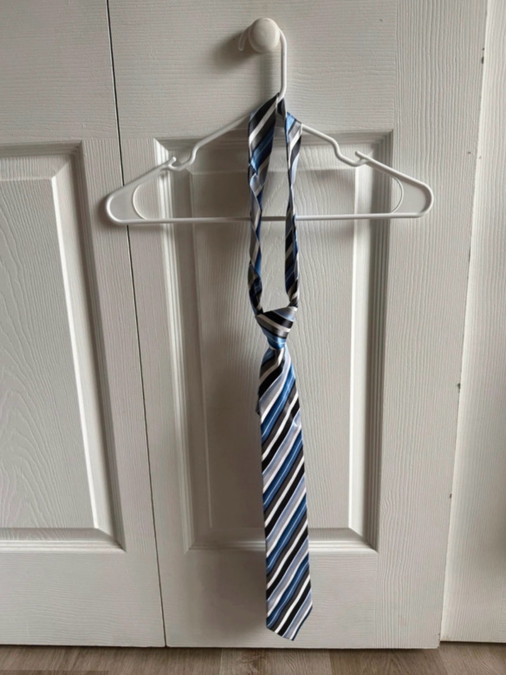 Geoffrey Beene Blue/Black/Silver/Beige 100%
Silk Tie